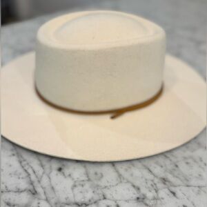 GIGI PIP Cream Wren hat SM 57